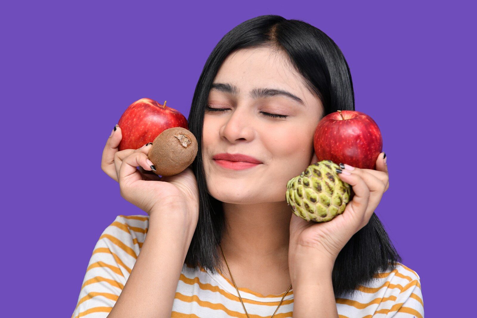 a woman holding apples and a frog